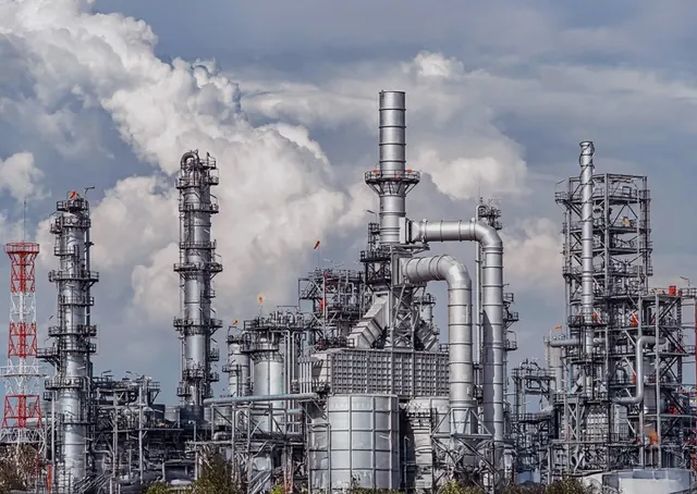 Oil refinery columns and pipework